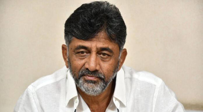 डीके शिवकुमार ने सम्मान के संकेत के रूप में कर्नाटक विधान सौध के कदमों को नमन किया