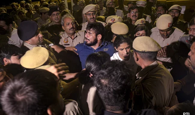 देर रात जंतर-मंतर पर अफरा-तफरी मच गई क्योंकि प्रदर्शनकारी पहलवानों का दावा है कि पुलिस ने उनके साथ मारपीट की