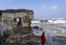 Cyclone Biparjoy: राजस्थान में तेज हवाओं से कारों, इमारतों को नुकसान पहुंचा है.