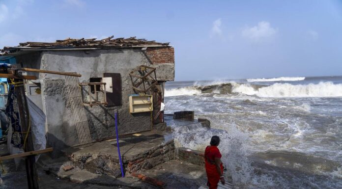 Cyclone Biparjoy: राजस्थान में तेज हवाओं से कारों, इमारतों को नुकसान पहुंचा है.